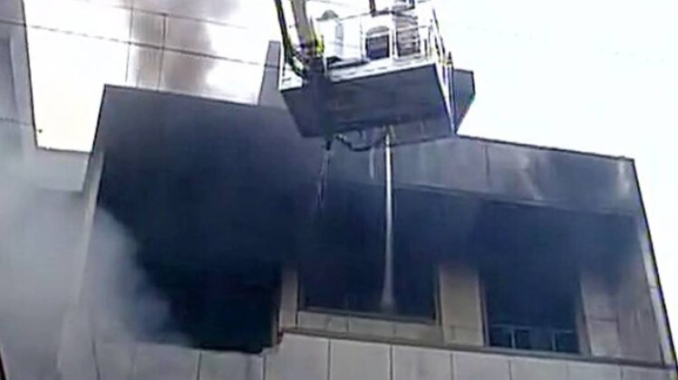 दिल्ली के नरेला इलाके में स्थित प्लास्टिक फैक्ट्री में लगी आग