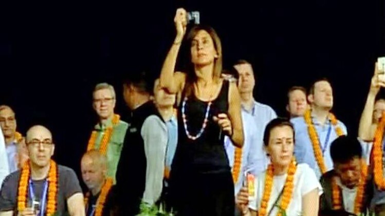 गंगा आरती में शरीक होते G-20 देशों के प्रतिनिधि 