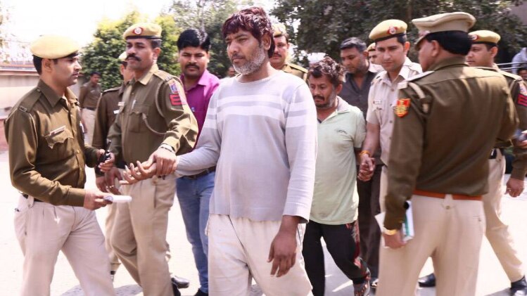 पुलिस ने तीन महिलाओं समेत 6 लोगों को गिरफ्तार किया है