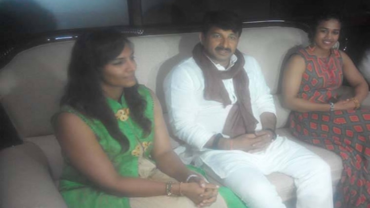 गीता फोगाट, मनोज तिवारी और बबीता फोगाट 