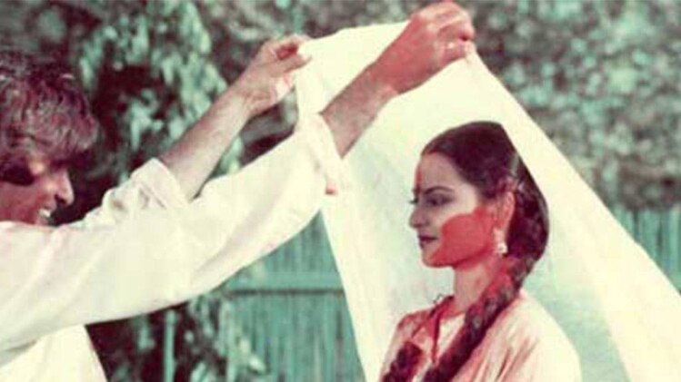 होली पर फिल्माए एक गाने में रेखा और अमिताभ 