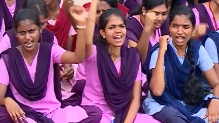 कॉलेज प्रशासन के ख‍िलाफ प्रदर्शन करती छात्राएं 