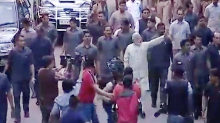 पैदल चल कर बीजेपी मुख्यालय पहुंचे पीएम मोदी