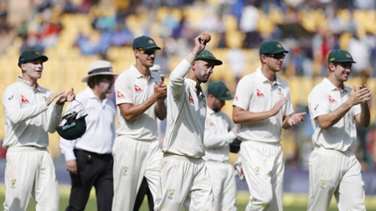 टीम के साथ नाथन लियोन