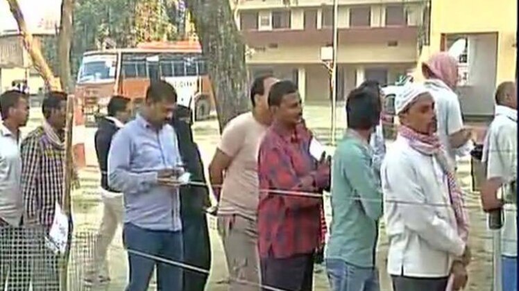 वोट डालने के लिए लाइन में लगे लोग