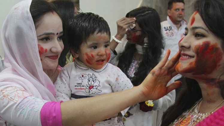 पाकिस्तान में रंगों का जश्न!