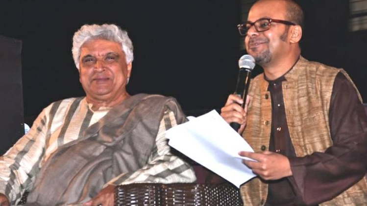 जावेद अख्तर के साथ कवि सृजतो बंदोपाध्याय (दाएं)