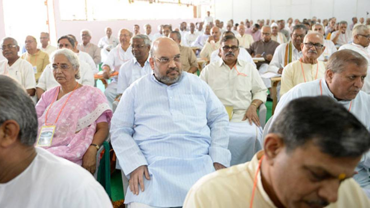 संघ की एक बैठक में बीजेपी अध्यक्ष अमित शाह 