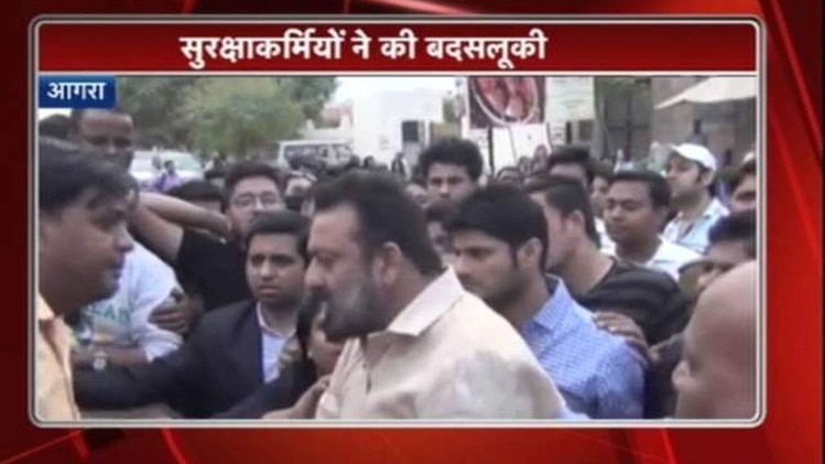 पत्रकारों ने इस संबंध में पुलिस को शिकायत की है