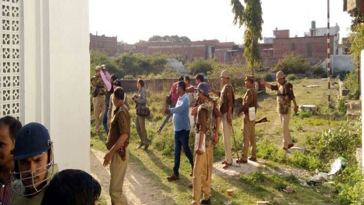 पुलिस ने इलाके को घेरा