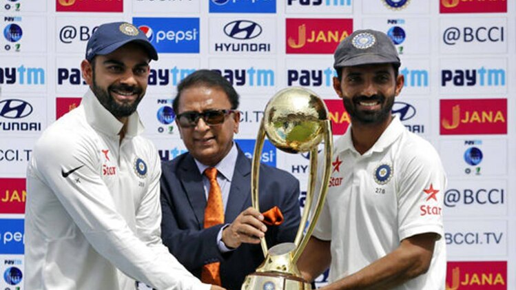 सुनील गावस्कर से ट्रॉफी हासिल करते विराट कोहली और अजिंक्य रहाणे