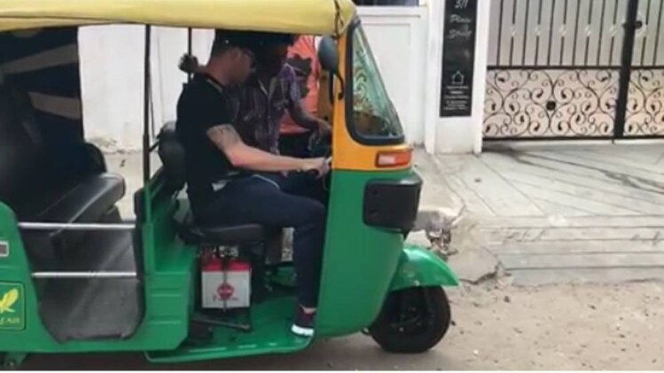 ऑटो चला रहे हैं क्लार्क