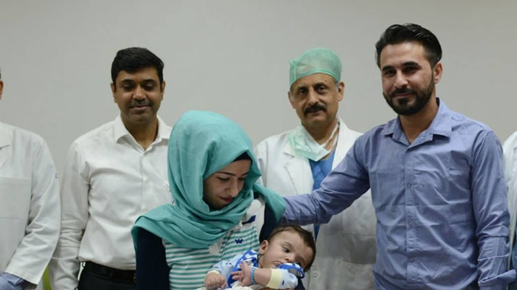 करम अपने माता-पिता के साथ