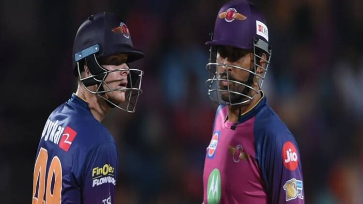 महेंद्र सिंह धोनी और स्टीव स्मिथ 