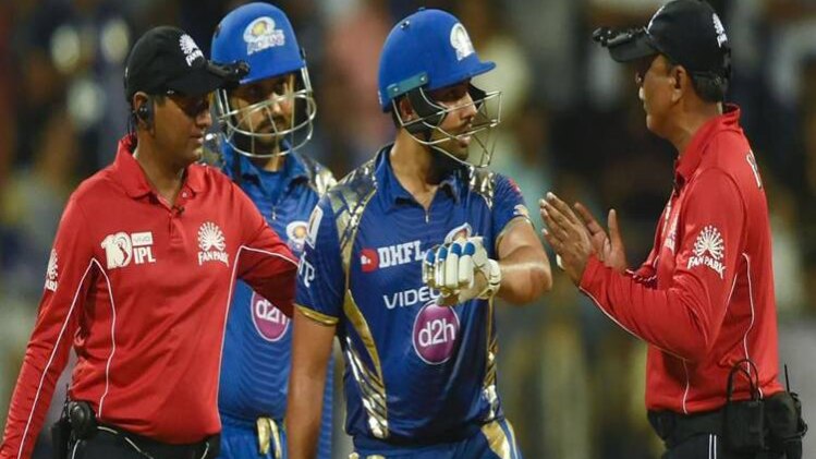 रोहित शर्मा अंपायर एस रवि से बहस करते हुए 