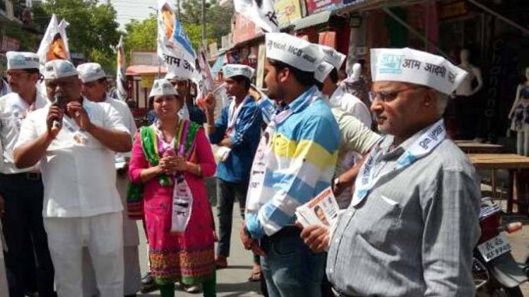 दिल्ली में चुनाव प्रचार करते 'आप' कार्यकर्ता 