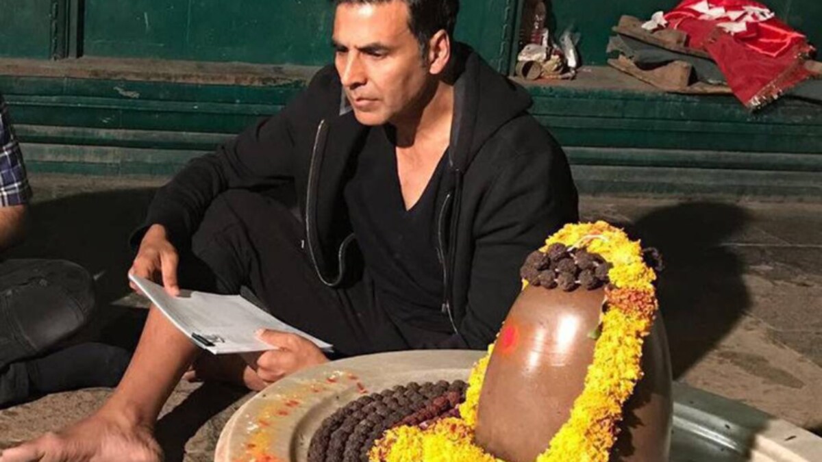 शिवलिंग के सामने अक्षय कुमार ने साइन की फिल्म! - akshay kumar bhushan kumar sign mogul in front of lord shiva - AajTak