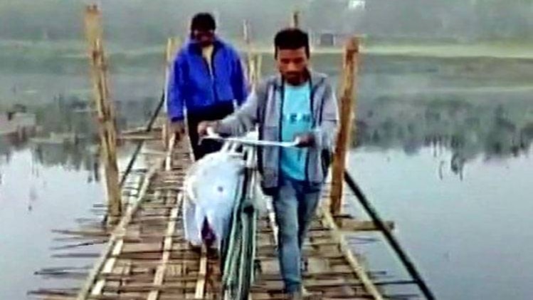 साइकिल पर ले गया भाई का शव