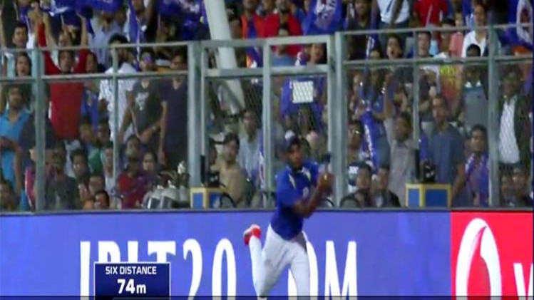 बॉल ब्वॉय का कैच