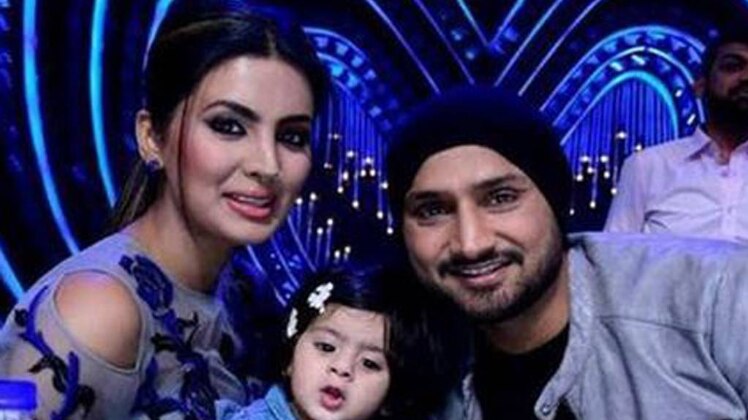 बेटी और वाइफ के साथ हरभजन सि‍ंह 