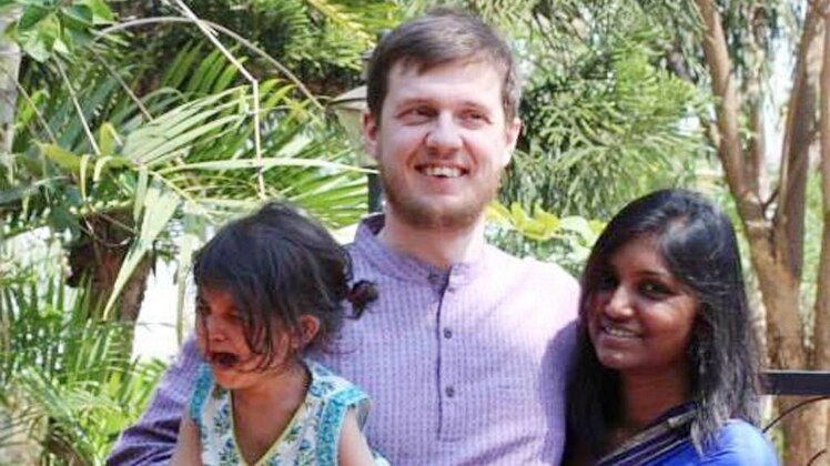 श्रुति बसप्पा, उनके पति और बेटी (फेसबुक से)