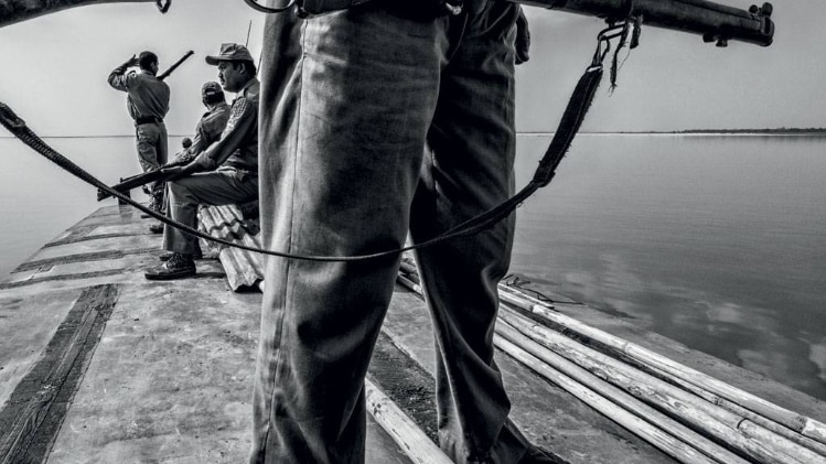 ब्रह्मपुत्र में नाव से गश्त लगाते वन सुरक्षाकर्मी