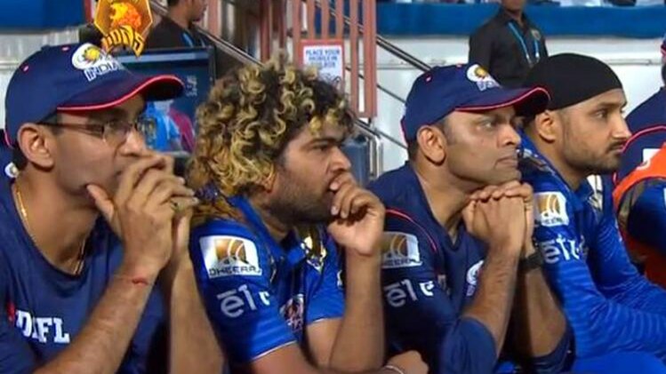 सुपर ओवर के दौरान 'डग आउट' में बैठे लसिथ मलिंगा 