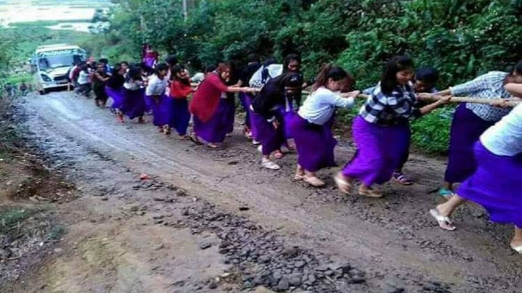 लड़कियों ने कीचड़ से निकाली बस