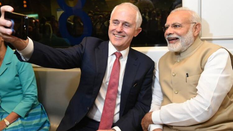 मेट्रो में सेल्फी लेते दोनों प्रधानमंत्री 