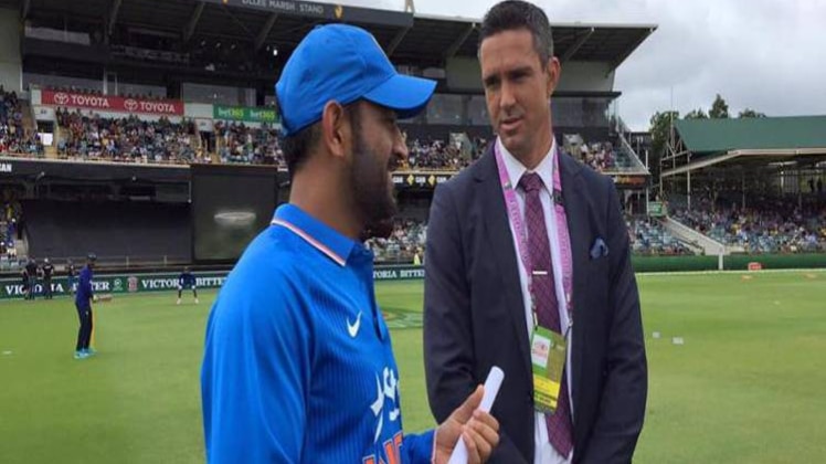 एमएस धोनी और केविन पीटरसन 