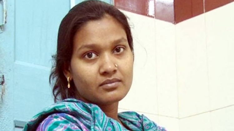 नाजरीन रायगढ़ में अपने पति के लौटने का इंतजार कर रही है