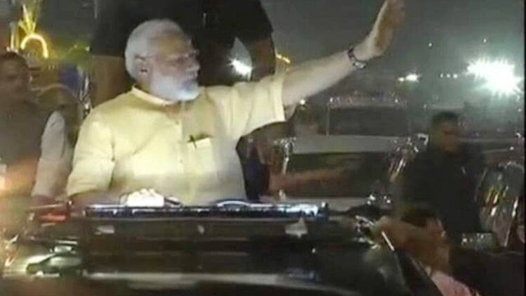सूरत में पीएम मोदी का रोड शो