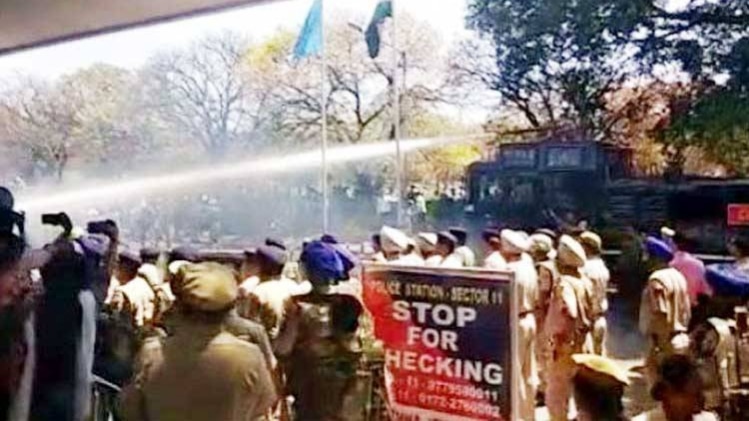 प्रदर्शन कर रहे छात्रों पर आंसू गैस भी छोड़ी गई