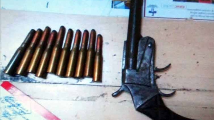 बैग में मिला देशी तमंचा और कारतूस