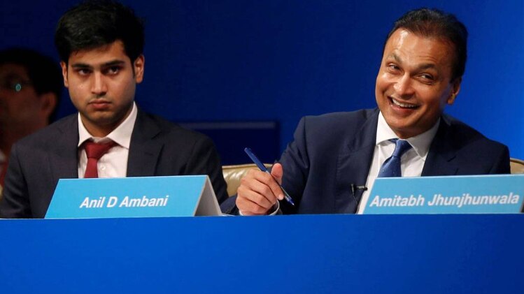 अनिल अंबानी अपने बेटे जय अनमोल के साथ (फाइल फोटो)