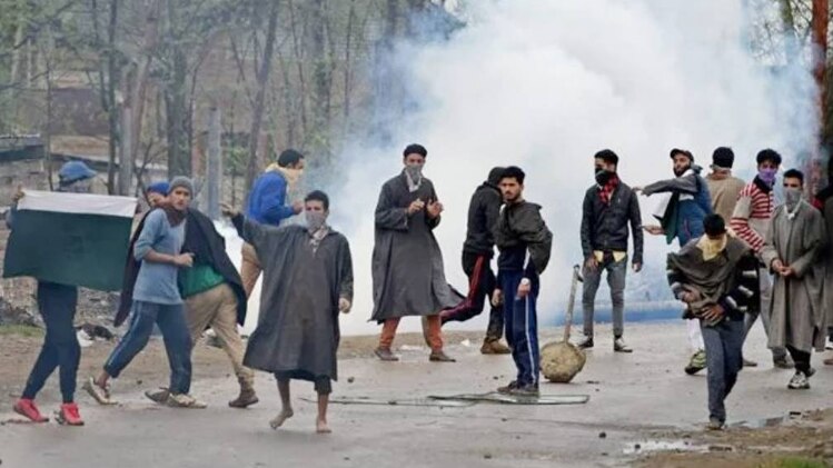 जम्मू-कश्मीर में सेना पर पत्थरबाजी करते स्थानीय नागरिक