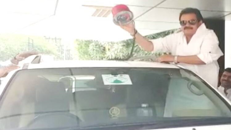 गाड़ी से लालबत्ती हटाते यूपी के पशुधन मंत्री एसपी सिंह बघेल