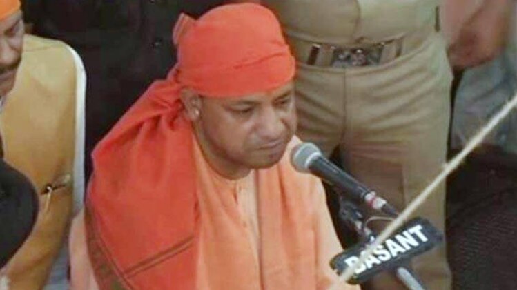 योगी आदित्यनाथ ने लखनऊ के याहियागंज गुरुद्वारे में जाकर मत्था