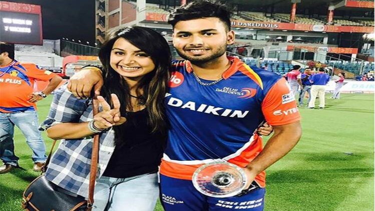 ऋषभ पंत अपनी बहन के साथ 