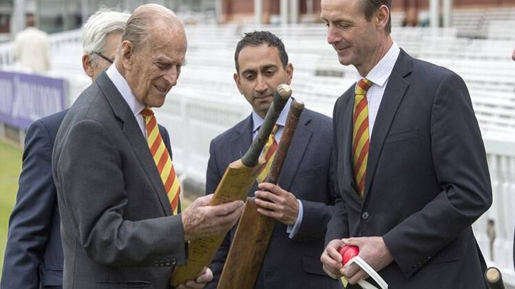 बल्ले के किनारे की मोटाई 40 मिली मीटर से कम होगी