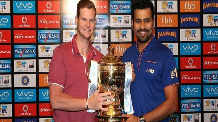 स्टीव स्मिथ और रोहित शर्मा आईपीएल ट्रॉफी के साथ 