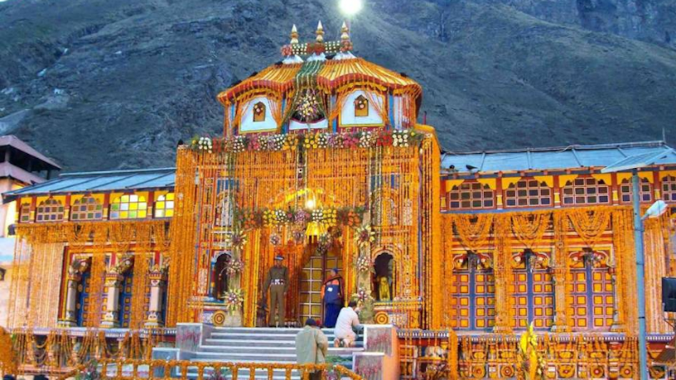 बद्रीनाथ धाम: जल रही है अखंड ज्योति, दर्शन दे रहे हैं भगवान बद्री - badrinath temple opens and char dham yatra begins - AajTak