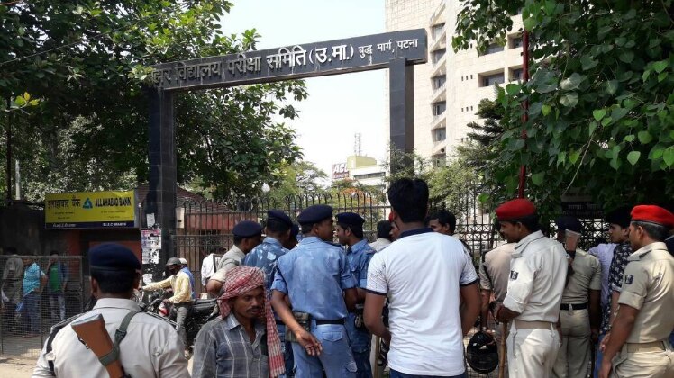 छात्रों ने सड़क पर फेंका कूड़ा