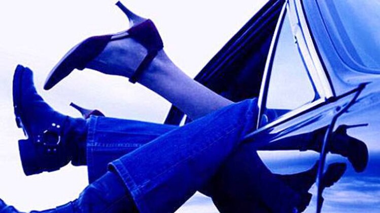 कार में बनाए नाबालिग के साथ संबंध