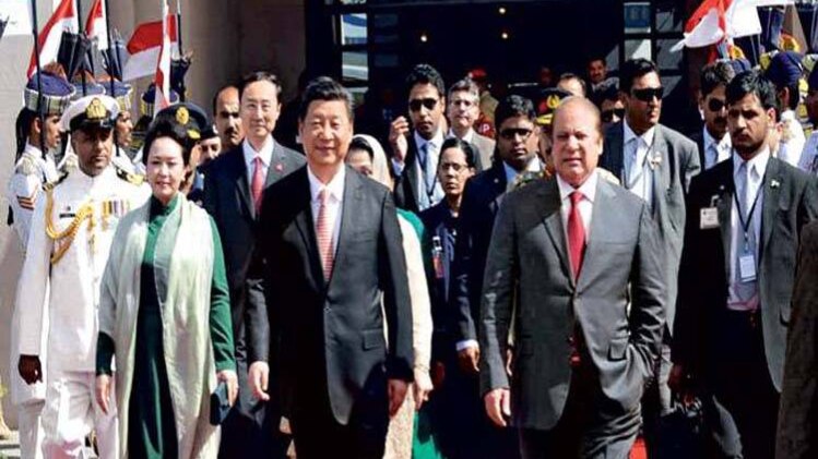 चीन के राष्ट्रपति शी जिनपिंग 2015 में पाकिस्तान के दौरे में प्रधानमंत्री नवाज शरीफ