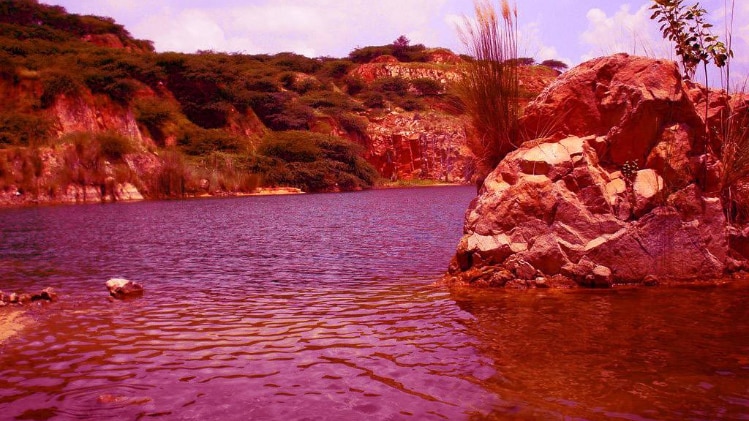 पुलिस ने कड़ी मशक्कत के बाद महिला को झील से निकाला