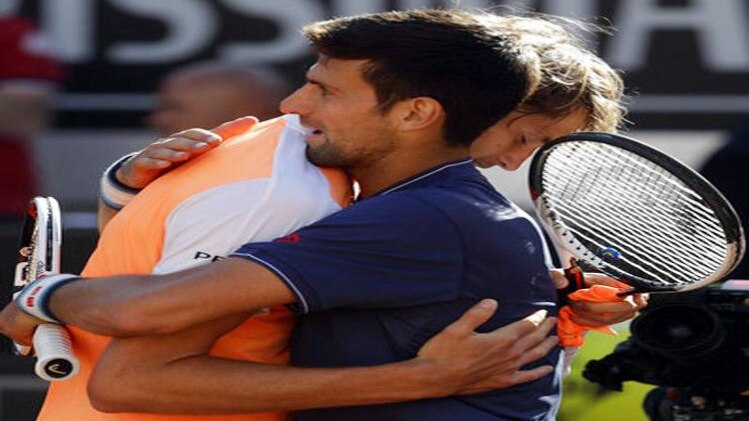 ज्वेरेव को जीत की बधाई देते जोकोविच