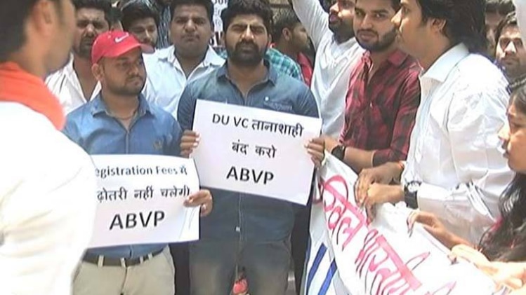 ऑनलाइन परीक्षा का विरोध करते एबीवीपी के छात्र 
