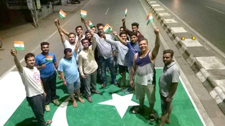 सड़क पर बना पाकिस्तानी झंडा 