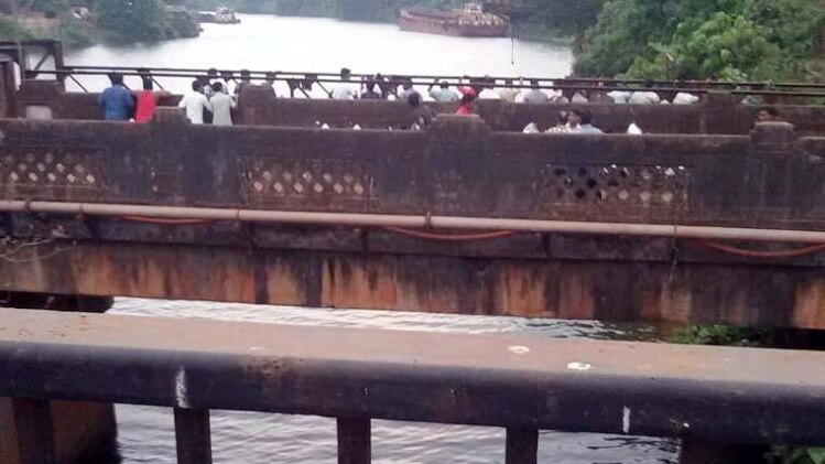 पुल टूटने से हादसा 